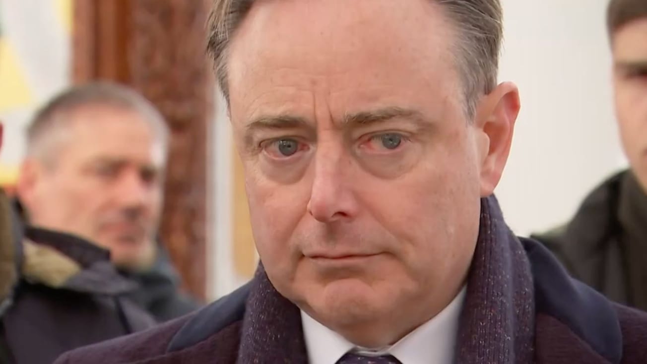 "Тяжело смотреть": премьер Бельгии не сдержал слез возле фото со зверствами россиян в Буче