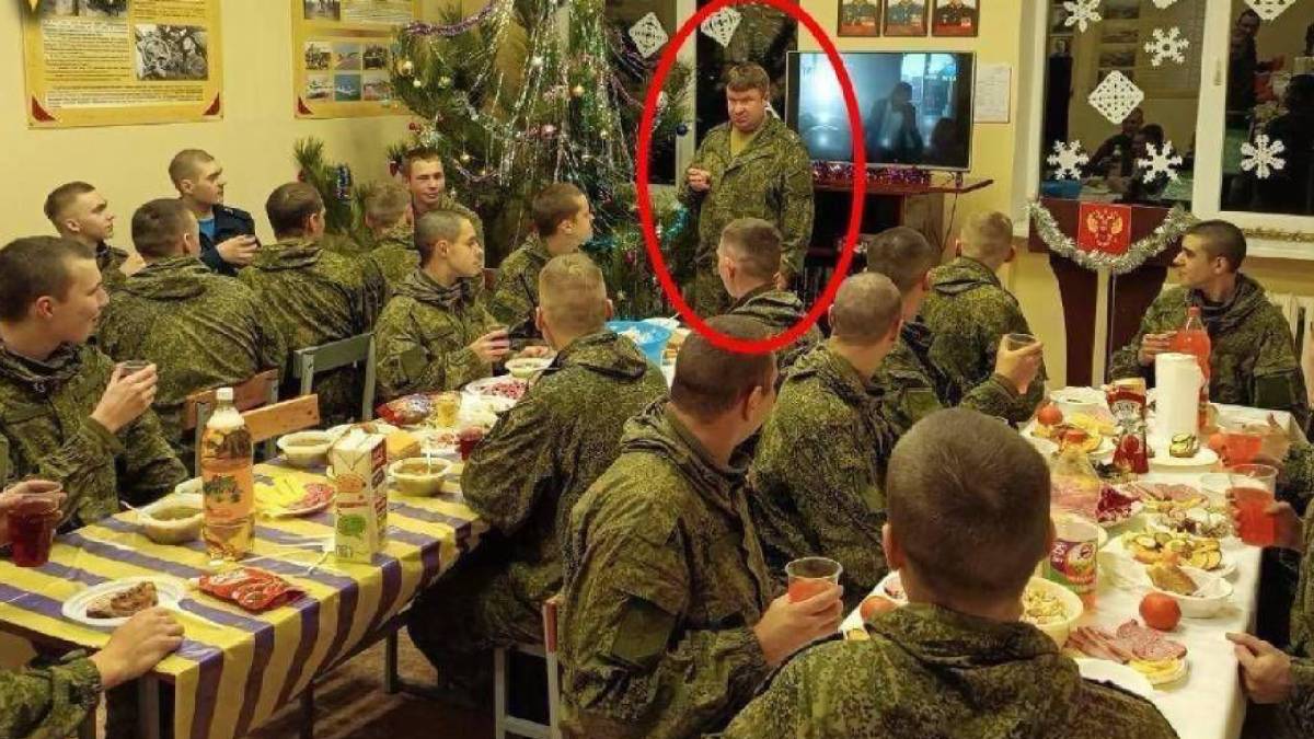 "Пишет школьницам и мастурбирует на мужчин": "Атеш" взломал телефон командира ПВО в Крыму