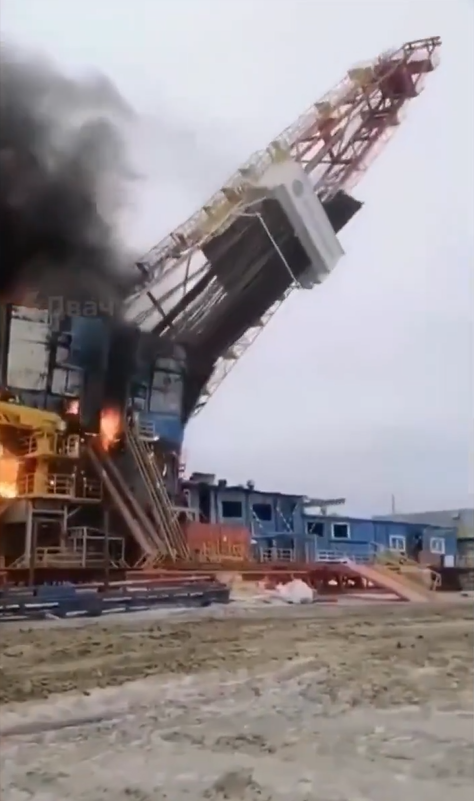 Пламя высотой 25 метров: в Сибири эпично рухнула нефтяная вышка в Сибири