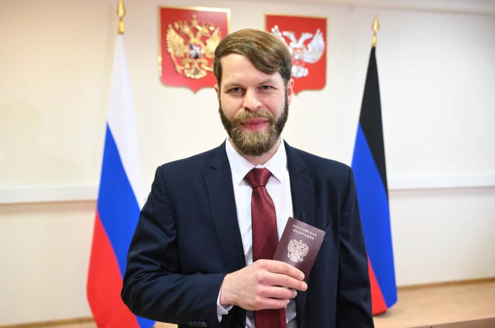 "Россия – моя семья": скандальный американец получил паспорт с орлами