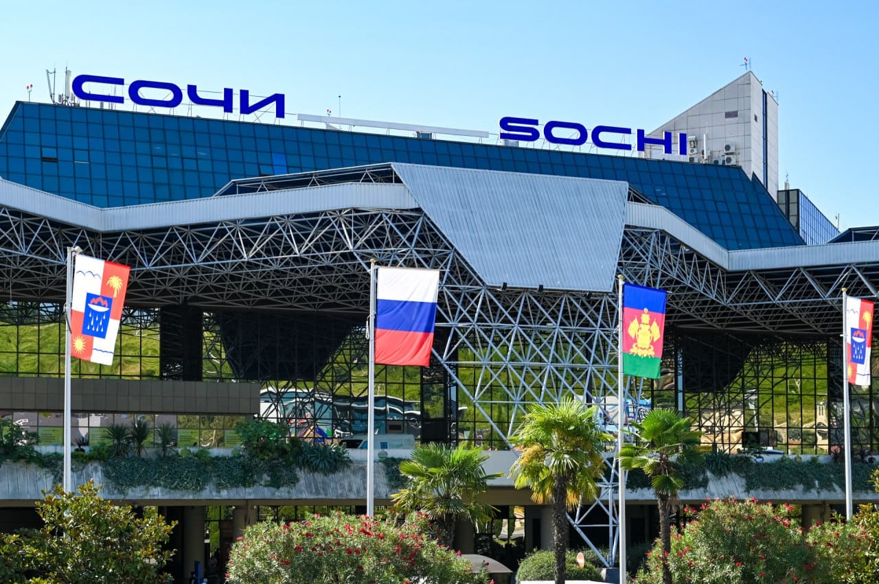 Неизвестные дроны парализовали работу сразу 8 аэропортов в России: введен план "Ковер"