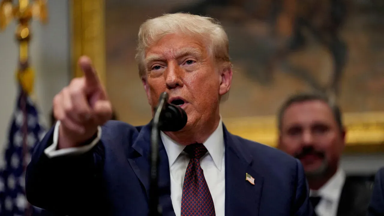 Трамп готовит удар по "теневому флоту" России, если до пятницы не будет перемирия с Украиной – FT