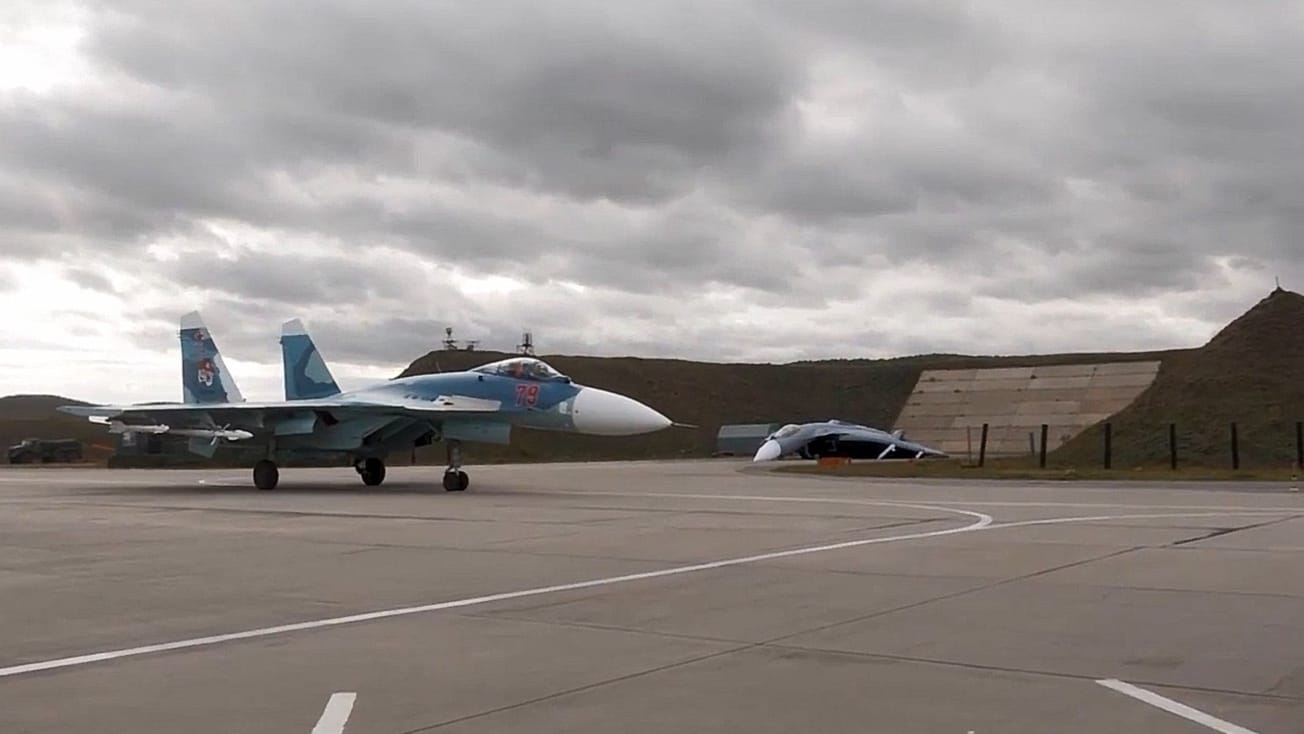 "Вялый" самолет: на учениях "Запад-2025" пропагандисты засветили надувной макет Су-33