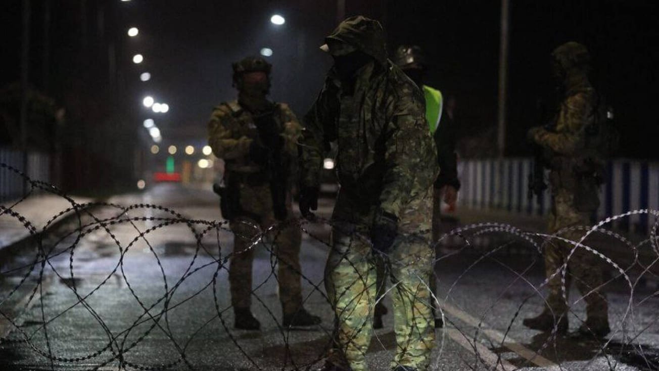 Польша закрыла границу с Беларусью: натянули колючую проволоку и установили щиты