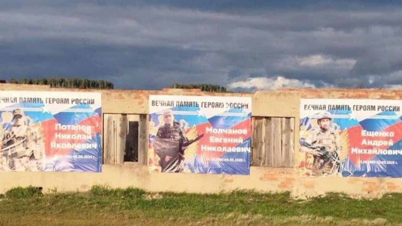 На Забайкалье фото погибших оккупантов повесили на заброшенном здании возле свалки